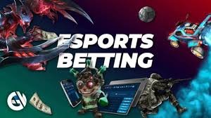 Myanmar Football ပရိသတ်များ qq33 Sportsbook တွင် Premier League ပွဲကို Live Betting ပြုလုပ်နေသောမြင်ကွင်း
